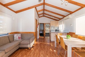 Ferienhütte, 2 Schlafzimmer, eingeschränkter Meerblick (Callala Bay) | Wohnbereich | Flachbildfernseher, DVD-Player