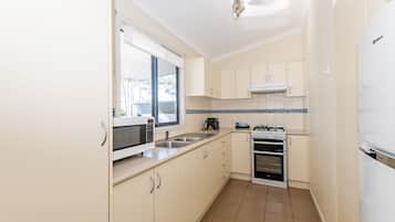 Cabin, 2 Bedrooms, Partial Ocean View (Beecroft) | Private kitchen | Full-size fridge, microwave, stovetop, electric kettle