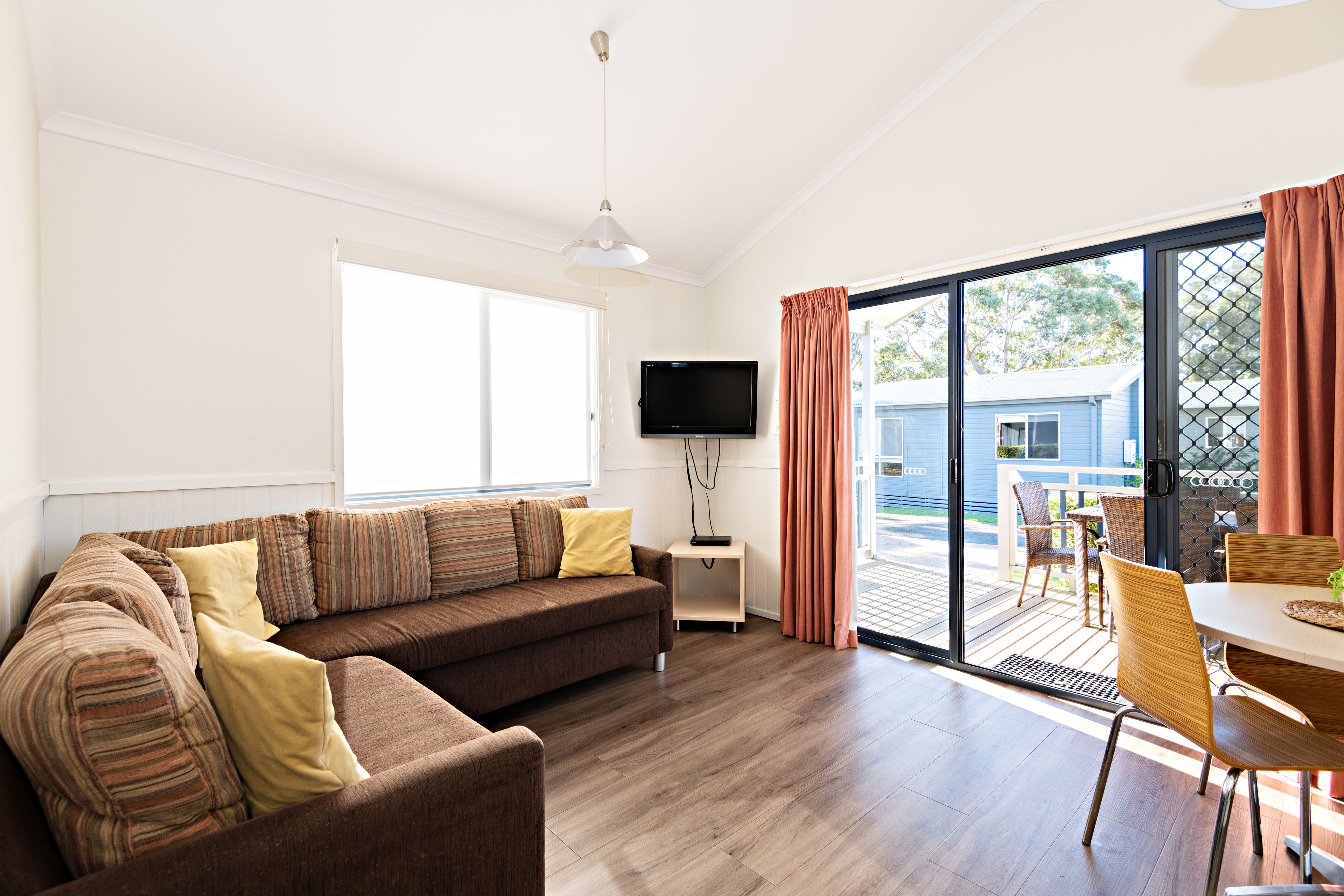 Mökki, 2 makuuhuonetta (Harbour) | Oleskelualue | Taulutelevisio, DVD-soitin