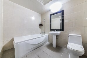 Standard Double Room | Bathroom - Hotel CT (Bucheon)