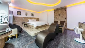 Wifi gratis, decoración personalizada y muebles diferentes 