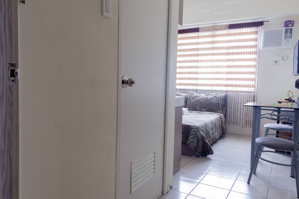Un dormitorio con una cama, un escritorio y una silla.