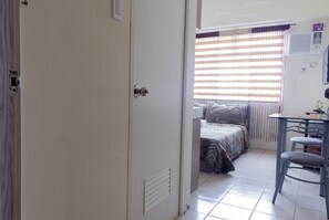 Studio | Desk, free WiFi, bed sheets - N. A. COSEPE's Place (Mandaluyong)