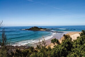 Una spiaggia nelle vicinanze, sabbia bianca
