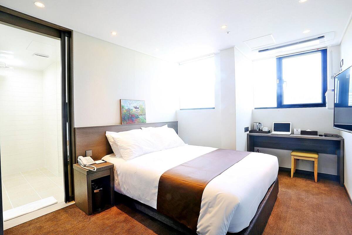 Deluxe Double Room | In-room safe, soundproofing, WiFi (free)