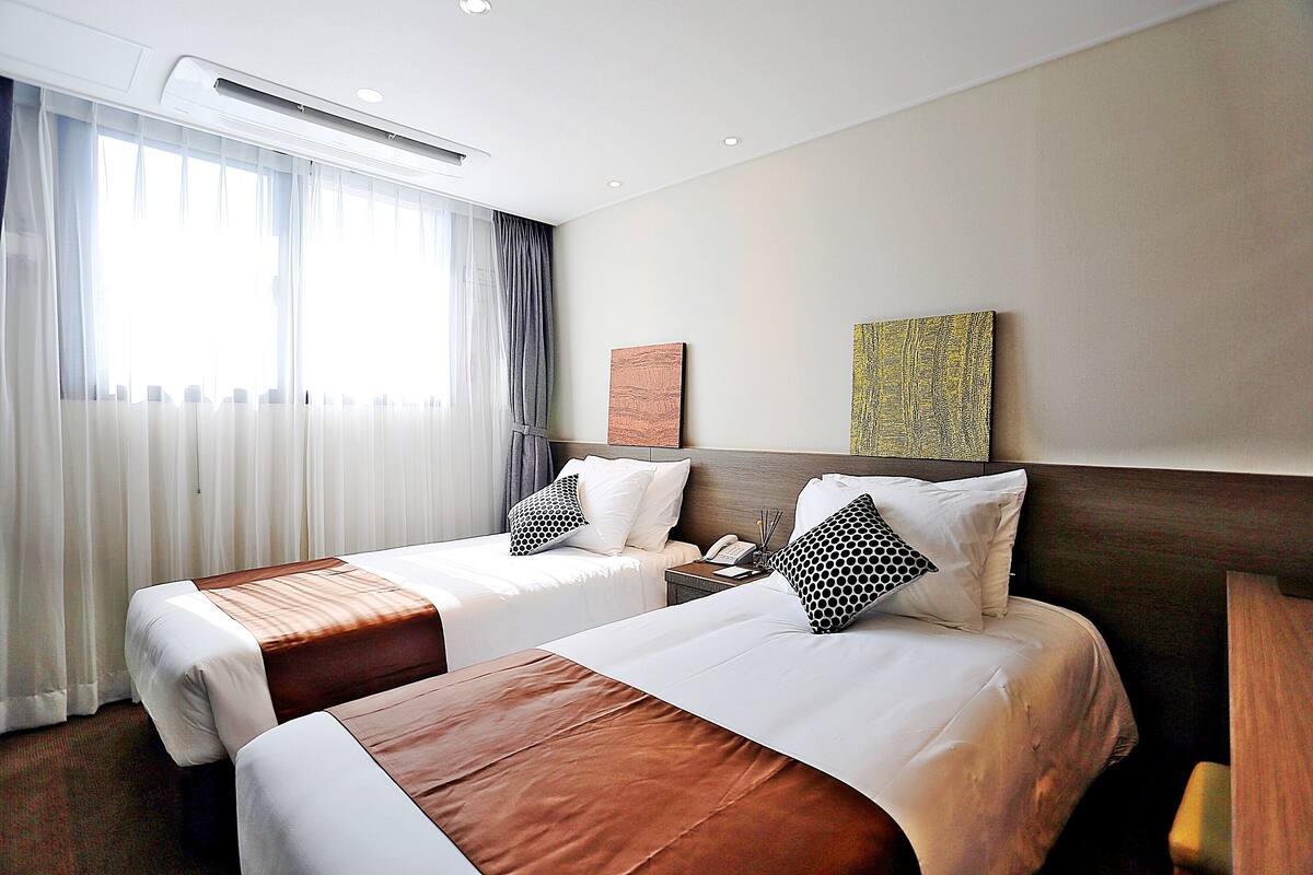 In-room safe, soundproofing, WiFi (free)