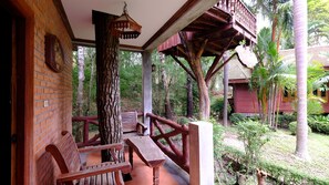 Deluxe Double Room  | Bathroom | Rainfall showerhead, towels - Chuanthanapanya Resort (Sawang Daen Din)