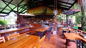 2 restaurants; ze serveren er ontbijt, lunch en diner 
