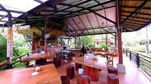 2 restaurants; breakfast, lunch and dinner served 