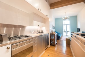 Apartamento | Cozinha privada | Geladeira grande, micro-ondas, fogão, cooktop
