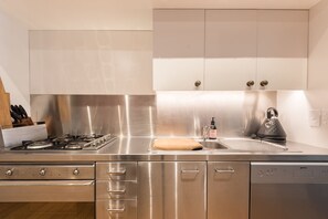 公寓 | 私人廚房 | 大型雪櫃/冰箱、微波爐 、焗爐、爐具