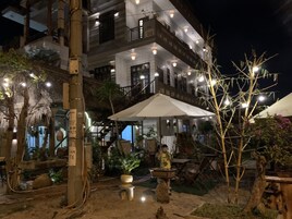 Family Room | Courtyard view