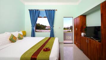 Premium bedding, desk, soundproofing, free WiFi