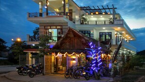 A two-story building with a balcony and a covered porch area. - Hoi An Sea Sunset Villa & Bar (Da Nang)
