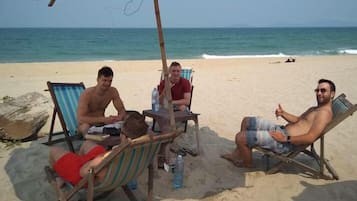 Ropa de cama de alta calidad, escritorio y sistema de insonorización