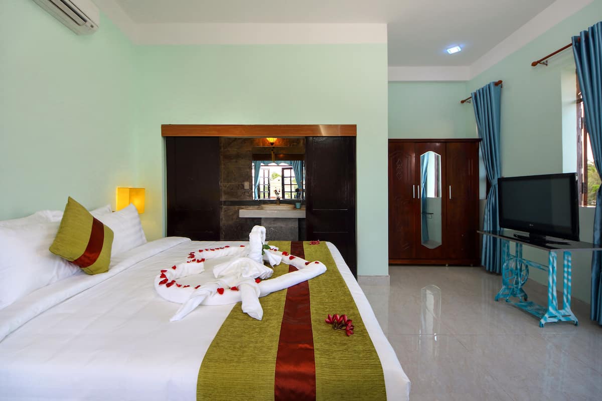 Premium bedding, desk, soundproofing, WiFi (free)