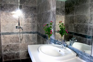 Shower, hydromassage showerhead, free toiletries, hair dryer - Hoi An Sea Sunset Villa & Bar (Da Nang)
