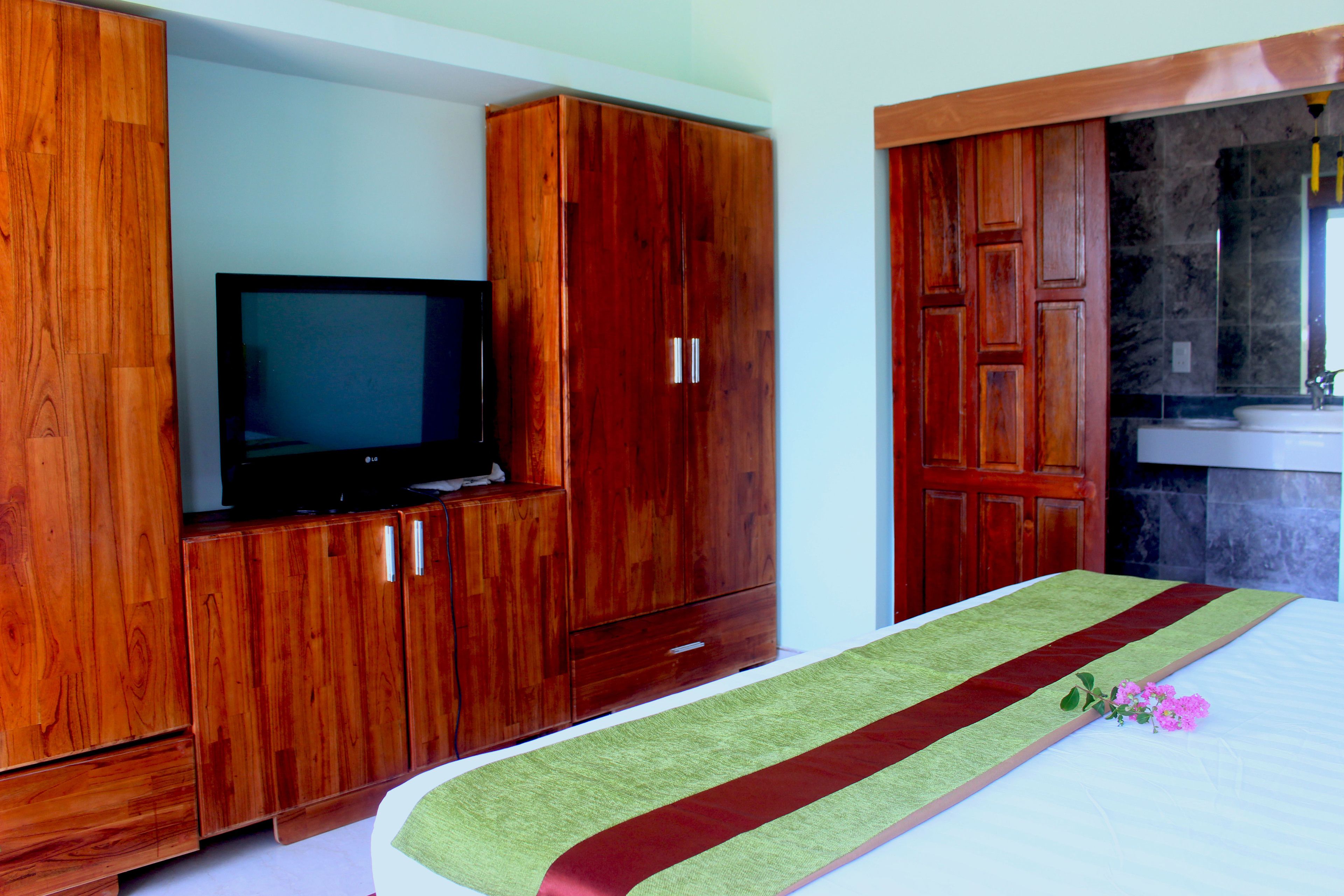 Premium bedding, desk, soundproofing, free WiFi