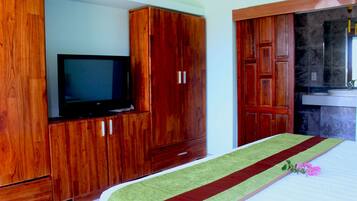 Premium bedding, desk, soundproofing, free WiFi