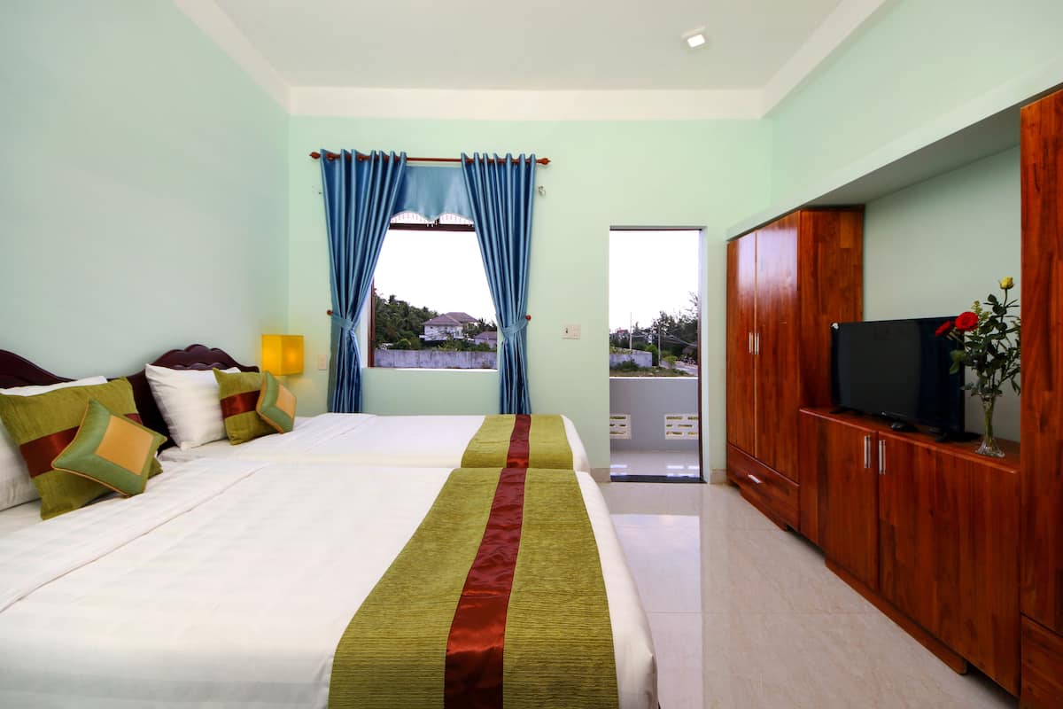 Premium bedding, desk, soundproofing, WiFi (free)