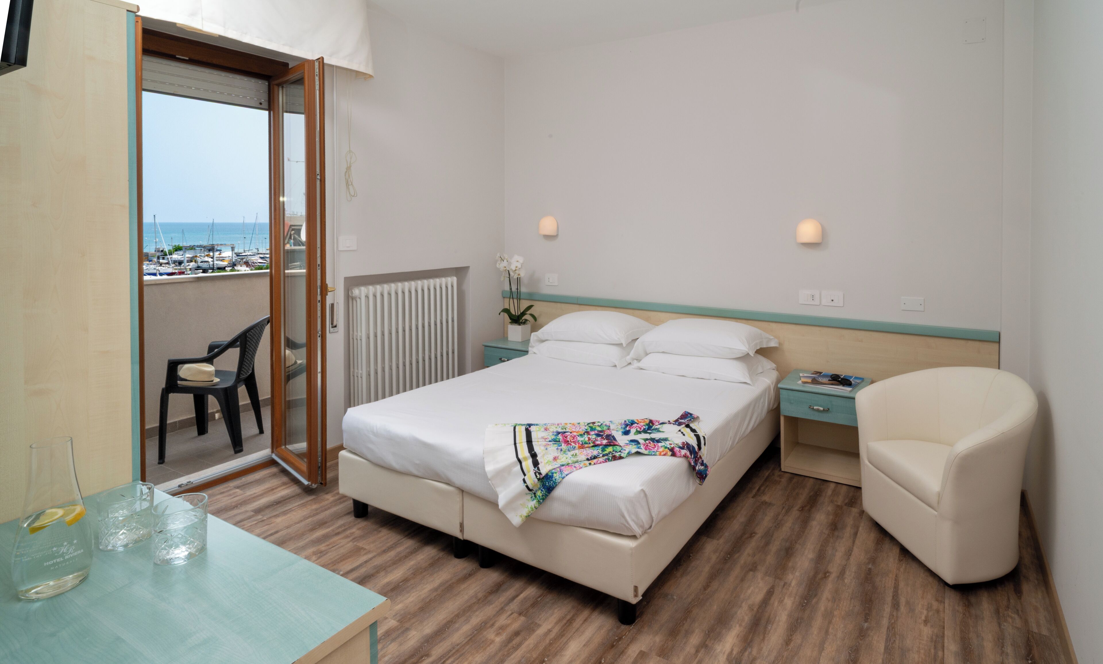 Habitación con 1 cama doble o 2 individuales | Caja fuerte, wifi gratis, ropa de cama y accesible en silla de ruedas