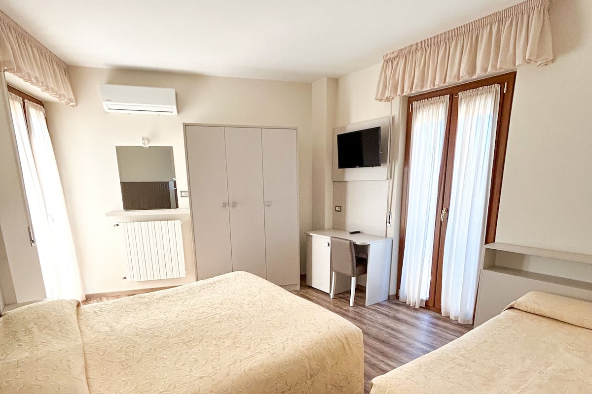 Driepersoonskamer | Een kluis op de kamer, gratis wifi, beddengoed, rolstoeltoegankelijk