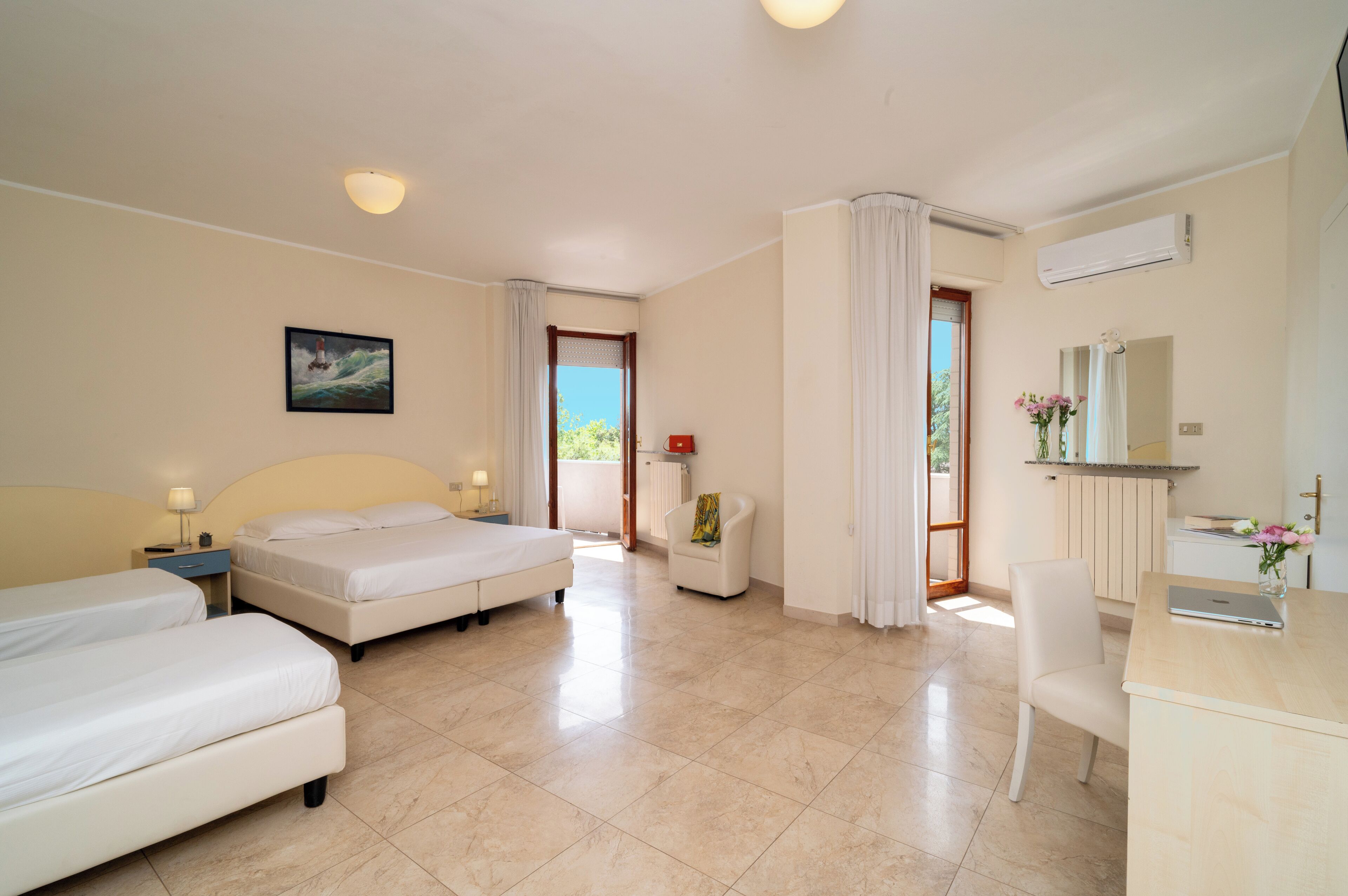 Habitación cuádruple | Caja fuerte, wifi gratis, ropa de cama y accesible en silla de ruedas