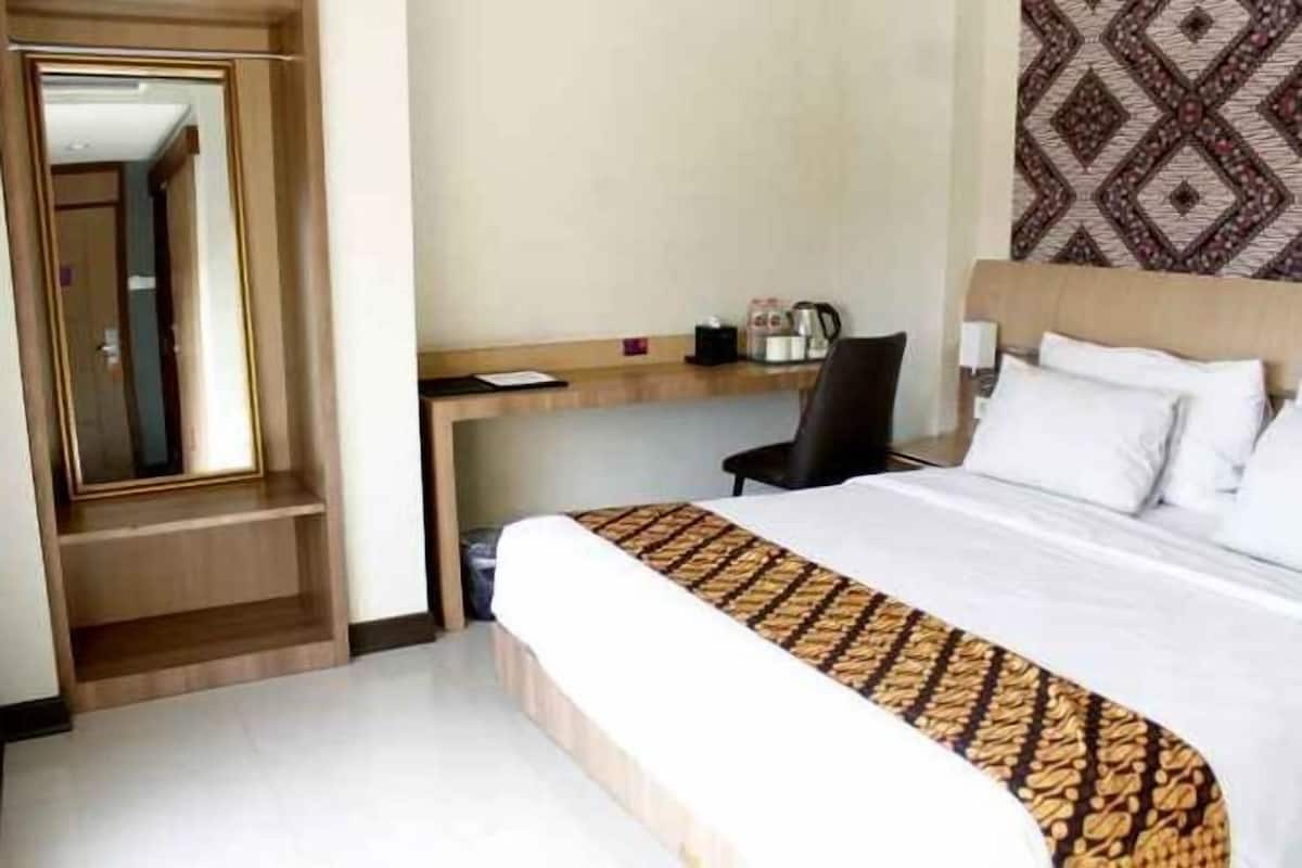 Desk, rollaway beds, free WiFi