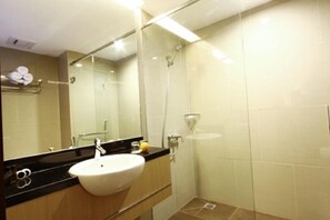 Dusche, kostenlose Toilettenartikel, Hausschuhe