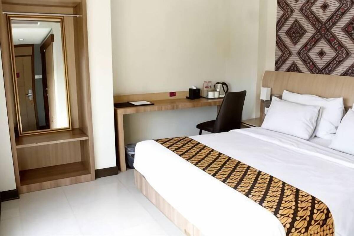 Desk, rollaway beds (surcharge), WiFi (free)