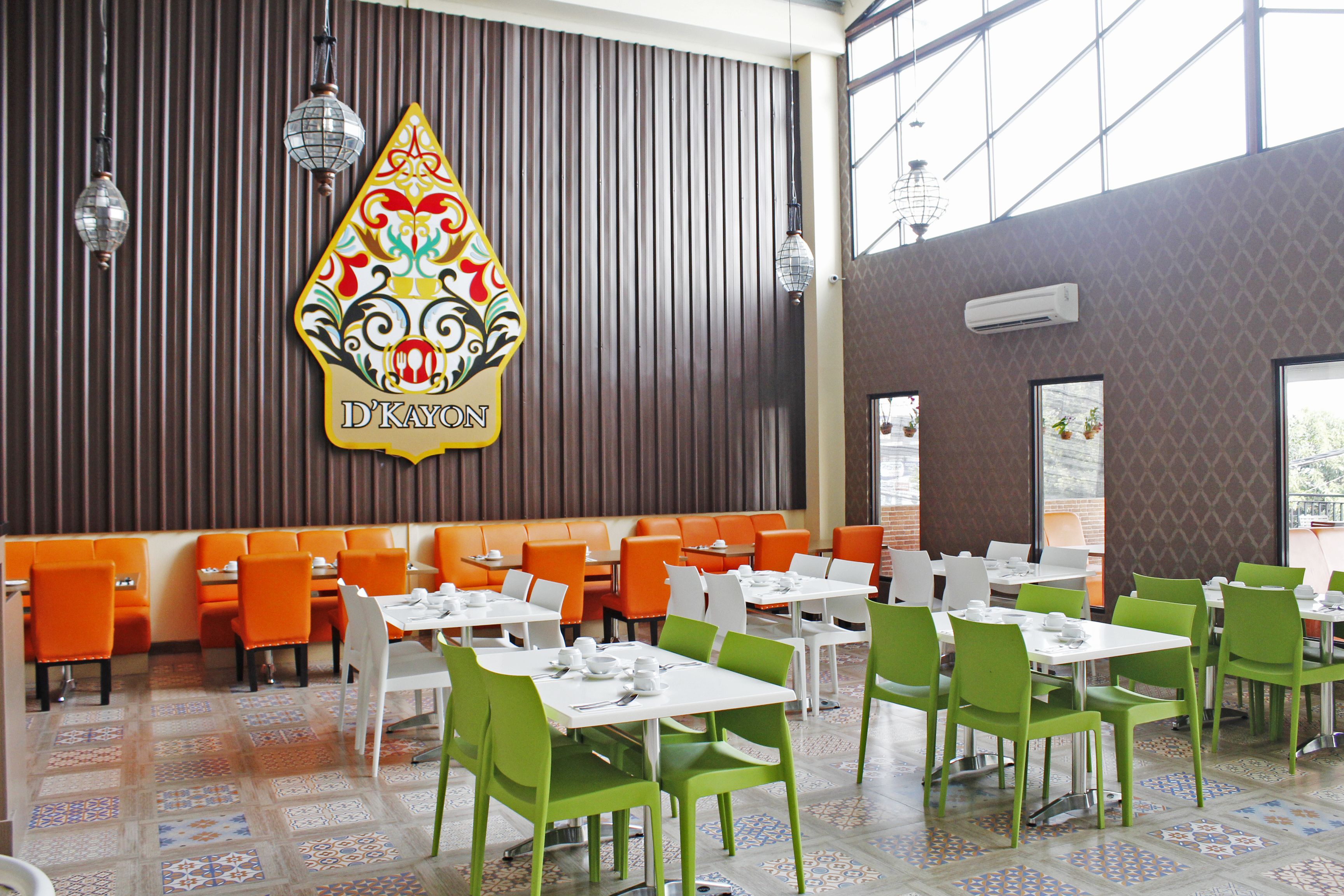 Melayani sarapan, makan siang, dan makan malam