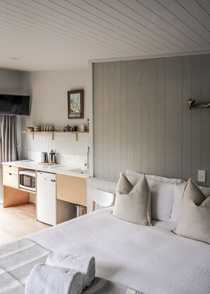Individually decorated, individually furnished, free WiFi, bed sheets - La Dolce Vita (Whangamata)