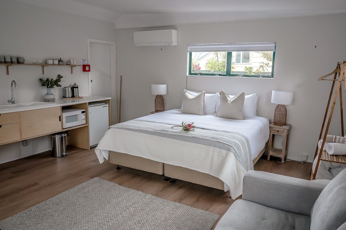 Family Studio Suite, Non Smoking, Courtyard View | Individually decorated, individually furnished, free WiFi, bed sheets