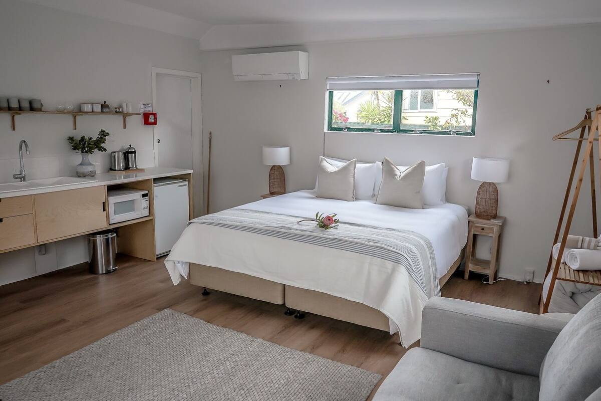 Suíte estúdio família, para não fumantes, vista para o pátio | Individualmente decorados, individualmente mobiliados, Wi-Fi de cortesia