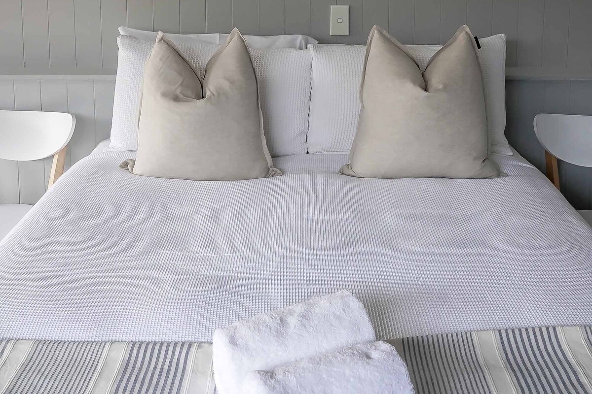 Comfort Studio Suite, 1 Queen Bed, Non Smoking | Individually decorated, individually furnished, free WiFi, bed sheets