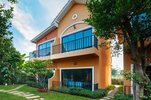 A two-story building with balconies, large windows, and a well-maintained garden. - Sata House Buoutique Resort (Nakhon Ratchasima)