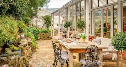 Cygnet Old Bank B & B Cafe & Gift Store