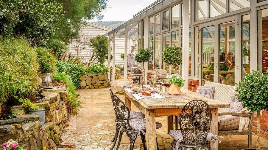 Cygnet Old Bank B & B Cafe & Gift Store