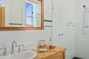 Quarto superluxo, 1 cama Queen, para não fumantes | Banheiro | Chuveiro, ducha de hidromassagem, produtos de toalete de grife 