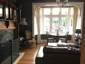 Lobby sitting area - Cygnet Old Bank B & B Cafe & Gift Store (Cygnet)