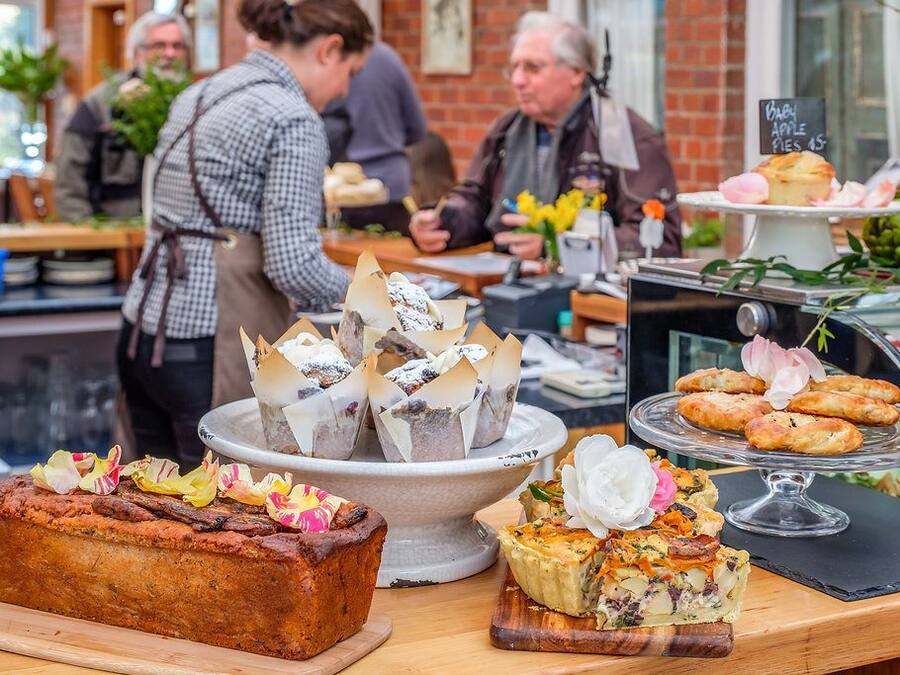 Eine Bäckereitheke mit verschiedenen Backwaren, darunter Brot, Gebäck und Kuchen.