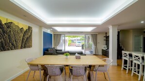 3-Bedroom House  | Khu vực ăn uống tại phòng