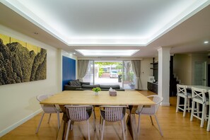 3-Bedroom House | Essbereich im Zimmer