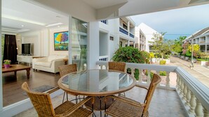 3-Bedroom House  | Hiên