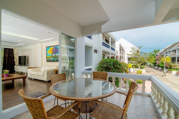 3-Bedroom House  | Terrass/Patio