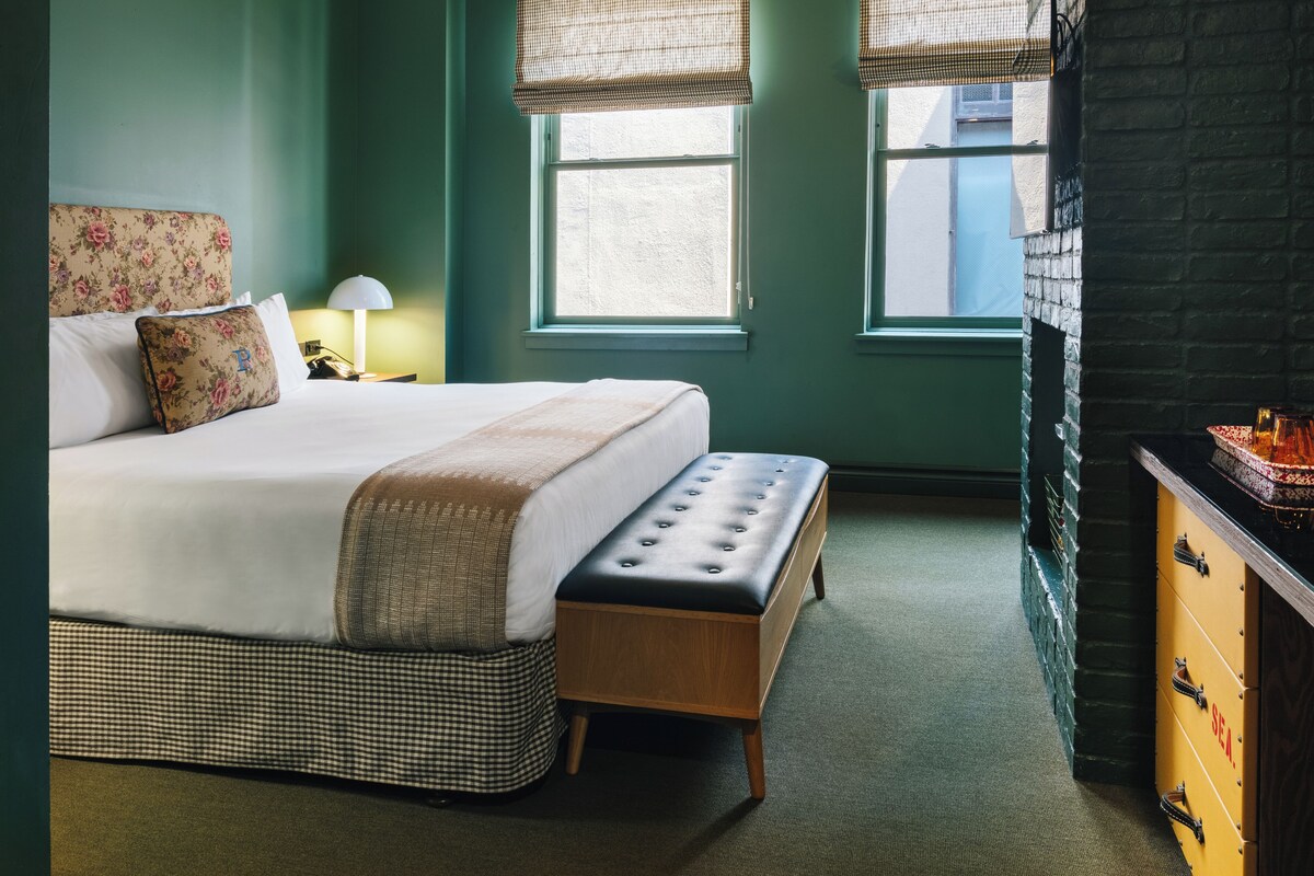 Egyptian cotton sheets, premium bedding, minibar, in-room safe