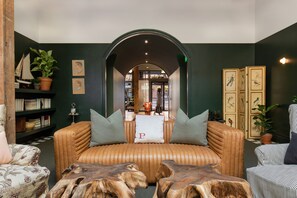 Coin salon dans le hall