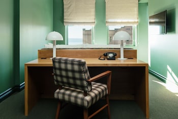 Egyptian cotton sheets, premium bedding, minibar, in-room safe at Palihotel Seattle