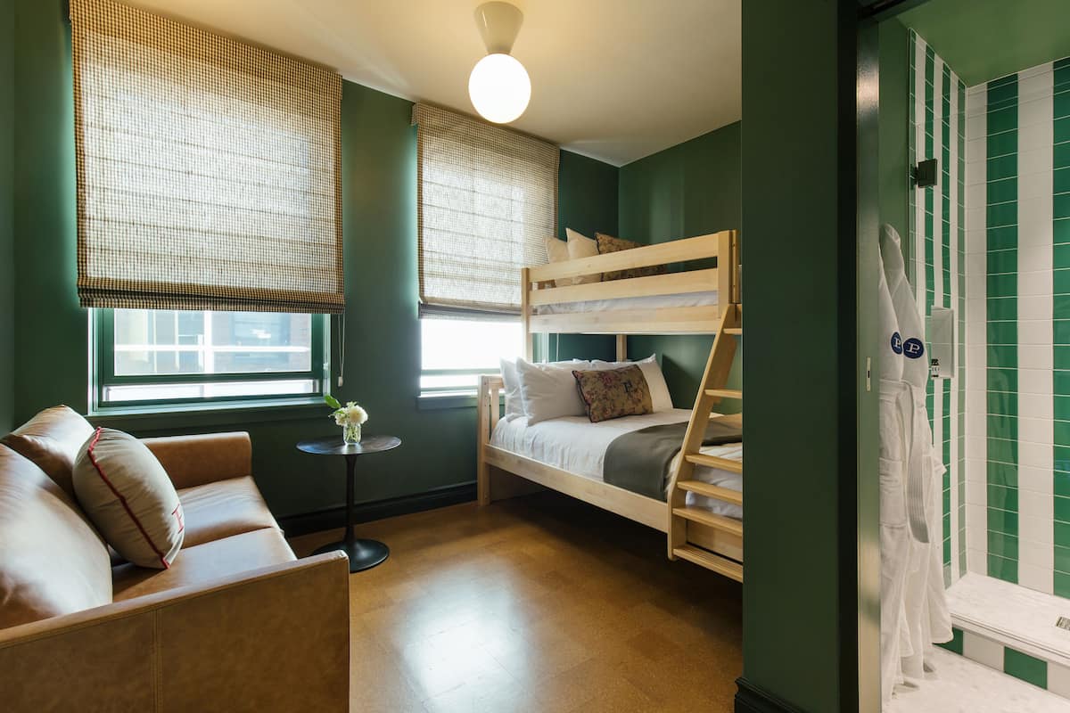 Deluxe kamer, 2 eenpersoonsbedden (The Bunk) | Lakens van Egyptisch katoen, luxe beddengoed, een minibar
