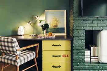 Egyptian cotton sheets, premium bedding, minibar, in-room safe at Palihotel Seattle